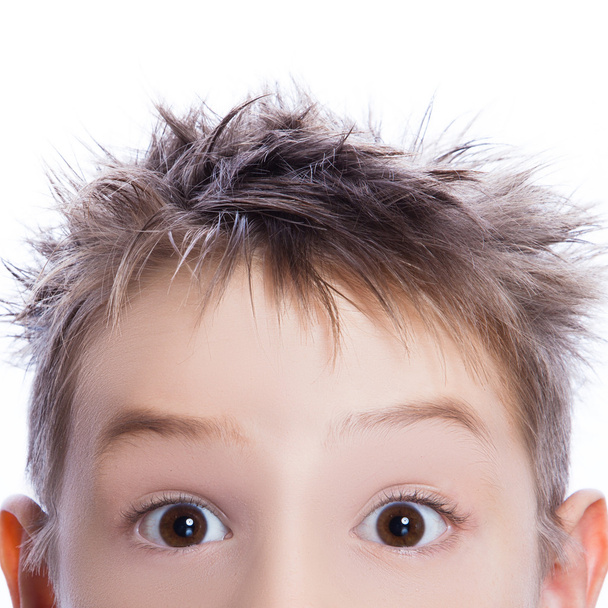 Close-up of young boy looking for you - Foto, imagen