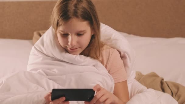teen leisure girl watching comedy movie smartphone - Filmagem, Vídeo