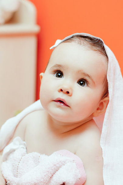 Suloinen vauva, katselee valkoisen peiton alle
 - Valokuva, kuva