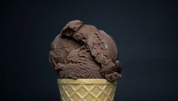 Zmrzlina kužel čokoládová příchuť na černém pozadí, pohled zepředu Jídlo koncept. - Fotografie, Obrázek