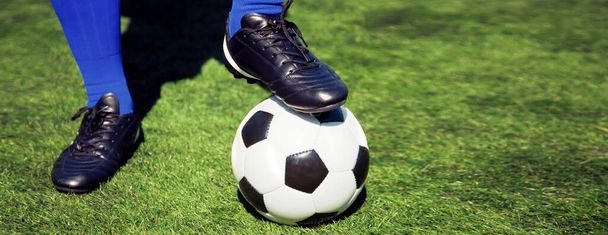 Παραδοσιακό παιχνίδι ποδοσφαίρου με μια δερμάτινη μπάλα - Φωτογραφία, εικόνα