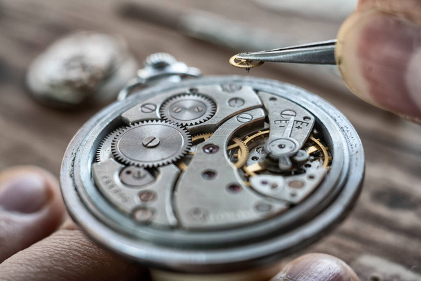 Uhrmacher repariert die Armbanduhr, mechanische Uhr - Foto, Bild