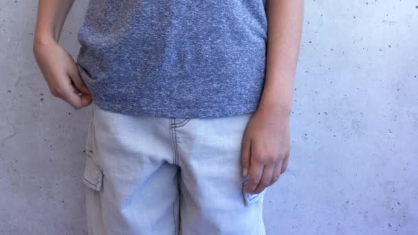 Chlapec z puberty ukazuje prázdné kapsy a obrací kapsy naruby. Koncept peněz - Záběry, video