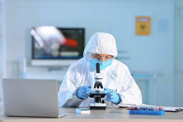 Επιστήμονας που εργάζεται με μικροσκόπιο στο εργαστήριο - Φωτογραφία, εικόνα