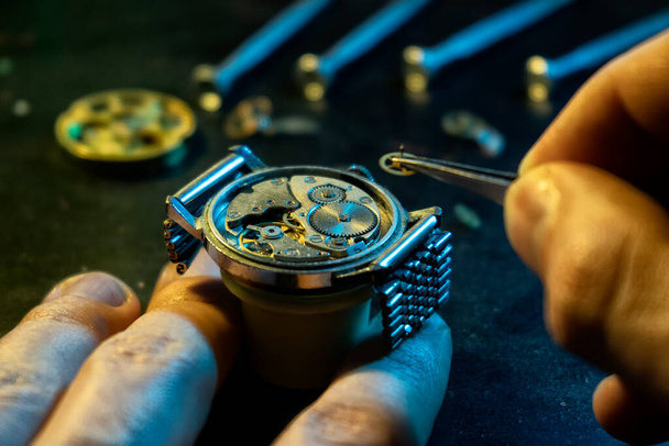Watchmaker's workshop, mechanical watch repair - Foto, imagen