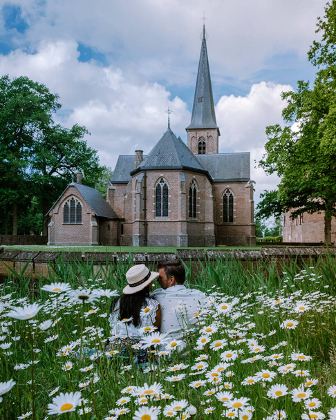 Eski tarihi şato bahçesi, Hollanda Şatosu aydınlık bir yaz gününde genç bir çift ve erkek kale bahçesinde yürüyorlar. - Fotoğraf, Görsel