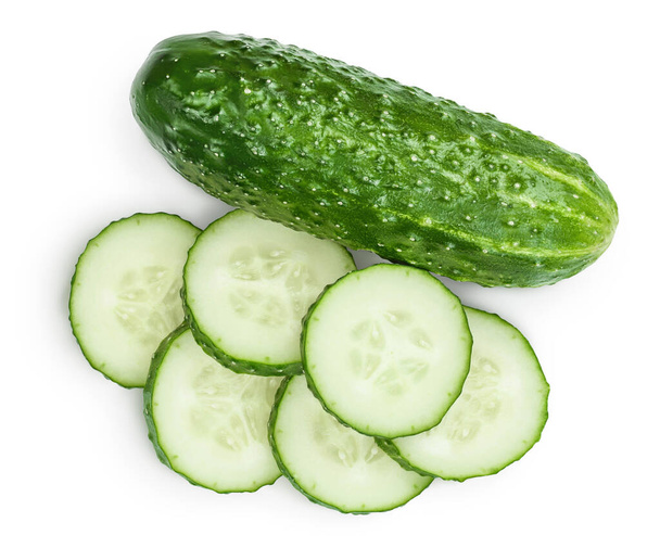 Gesneden komkommer geïsoleerd op witte achtergrond met clipping pad en volledige scherptediepte, Bovenaanzicht. Vlakke plaat - Foto, afbeelding