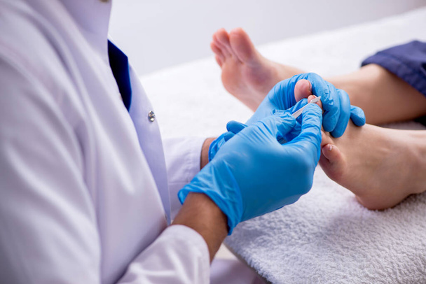 Podólogo tratando os pés durante o procedimento - Foto, Imagem