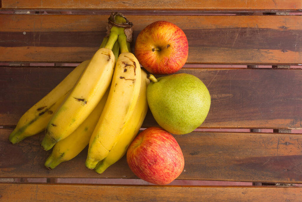 Frutas frescas coloridas de verão em fundo de madeira marrom, comida orgânica saudável na mesa, desintoxicação nutrição vitamínica para cuidados de saúde, vista superior de perto, espaço de cópia
 - Foto, Imagem