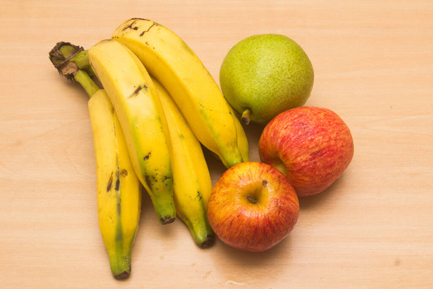 黄色の木製の背景にカラフルな新鮮な夏の果物、テーブルの上の健康的な有機食品、健康管理のためのビタミンの栄養をデトックス、ビューを閉じ、スペースをコピー - 写真・画像