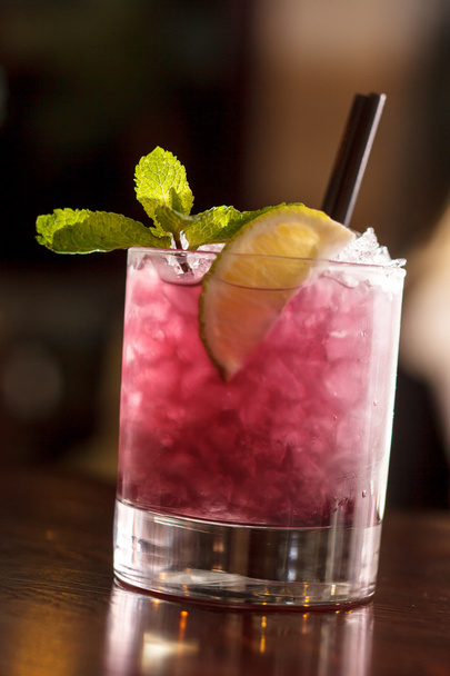 Cocktail with blackberries and straw - Valokuva, kuva