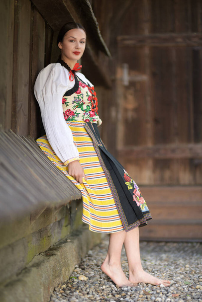 Ballerino di folklore slovacco in costume folcloristico tradizionale
 - Foto, immagini