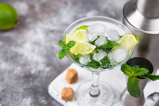 Cocktail Martini au citron vert et menthe. - Photo, image