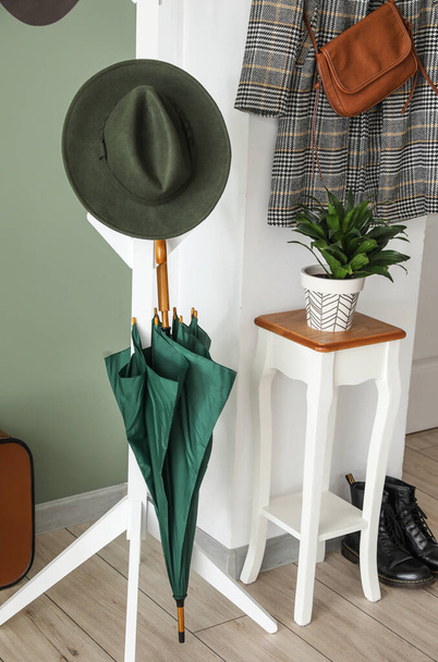 Ombrello elegante con vestiti in sala moderna
 - Foto, immagini