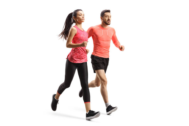 Full length shot ενός άνδρα και της γυναίκας σε αθλητικά ρούχα τρέχει μαζί απομονώνονται σε λευκό φόντο - Φωτογραφία, εικόνα