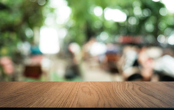 Τραπέζι ξύλινο Top σε θολό φόντο εσωτερικό δωμάτιο με κενό χώρο αντίγραφο  - Φωτογραφία, εικόνα