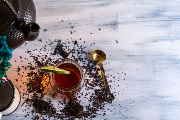 чорний чай на вінтажному фоні, для гарячого дня, органічний з пляшкою
 - Фото, зображення