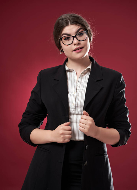 Closeup of an attractive businesswoman on red background - Фото, зображення