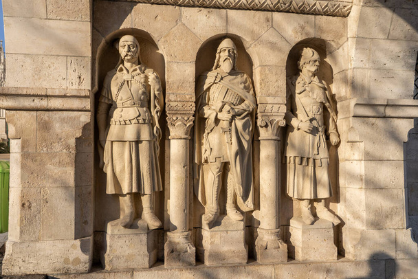 Estátuas de calcário de guerreiros do período de Arpadian na luz da manhã
 - Foto, Imagem