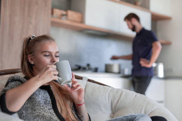 Happy woman holding coffee mug in kitchen - Foto, Bild