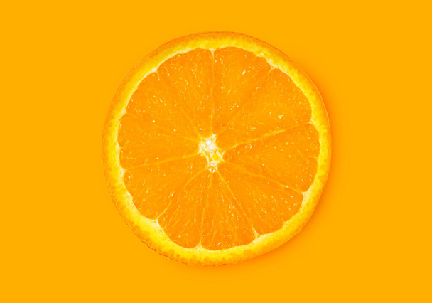 オレンジの実。オレンジの背景に丸みを帯びたオレンジのスライス。トップビュー、フラットレイアウト. - 写真・画像