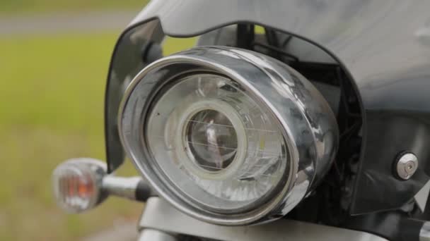 Grote motorfiets koplamp licht op. - Video