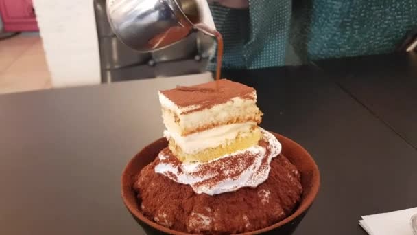 Βάζοντας καφέ σε ένα cheesecake πάνω από ένα μπολ κορεάτικο παγωτό - Πλάνα, βίντεο