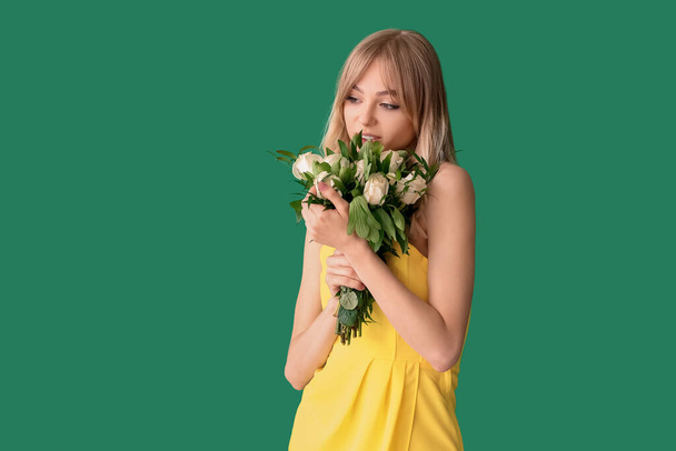 Красива молода жінка з букетом троянд на кольоровому фоні
 - Фото, зображення