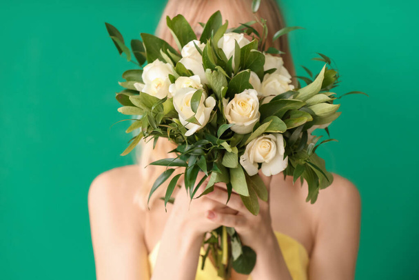 Красива молода жінка з букетом троянд на кольоровому фоні
 - Фото, зображення