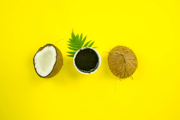 Kokos-Holzkohle-Zahnpulver, das Konzept gesunder Zähne und Zahnheilkunde, natürliche Umweltprodukte für die Mundhygiene - Foto, Bild