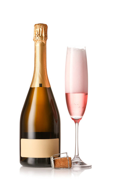 Flasche und Glas leckerer Champagner auf weißem Hintergrund - Foto, Bild