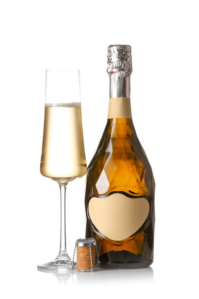 Botella y copa de sabroso champán sobre fondo blanco
 - Foto, Imagen