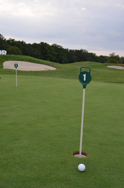 Поле для гольфу з зеленою травою. Природний ландшафт
 - Фото, зображення