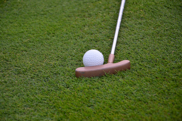 Golfball und Golfschläger auf grünem Rasen - Foto, Bild