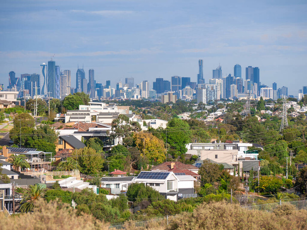 Veduta delle case residenziali di Melbourne nel sobborgo con grattacieli in città sullo sfondo
. - Foto, immagini