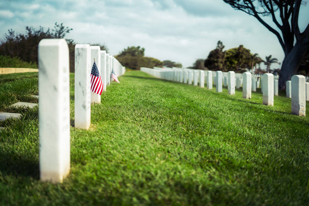 Σημαίες σε τάφους σε νεκροταφείο της Νότιας Καλιφόρνιας. - Φωτογραφία, εικόνα