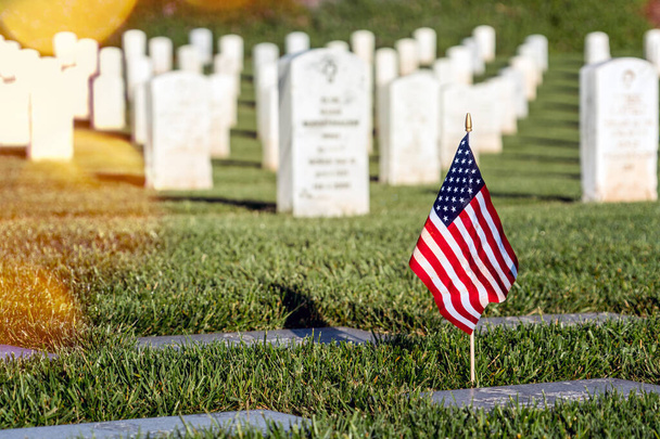 Σημαία σε τάφο σε νεκροταφείο της Νότιας Καλιφόρνια.. - Φωτογραφία, εικόνα