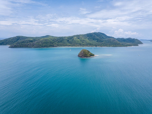 Una pequeña isla solitaria desafiando las olas en el mar de Andamán de Phuket
. - Foto, Imagen