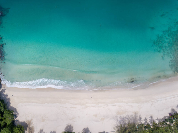 Vysoký úhel pohledu z dronu střílí tak čistá voda, že můžete vidět oblast malé pláže na ostrově Phuket. - Fotografie, Obrázek