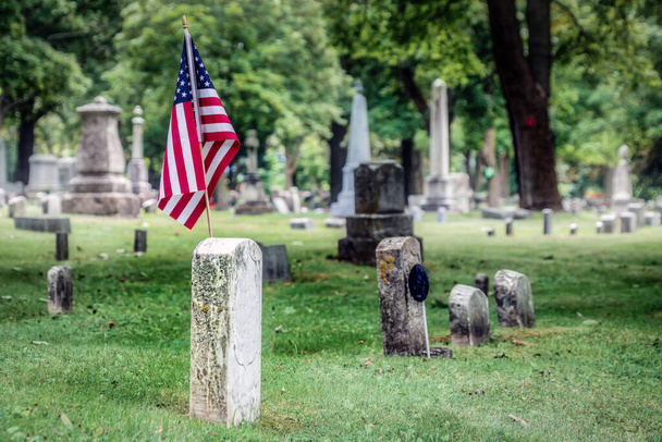 Una bandera en la tumba de la Unión de un veterano de la Guerra Civil en un cementerio de Wisconsin
. - Foto, Imagen
