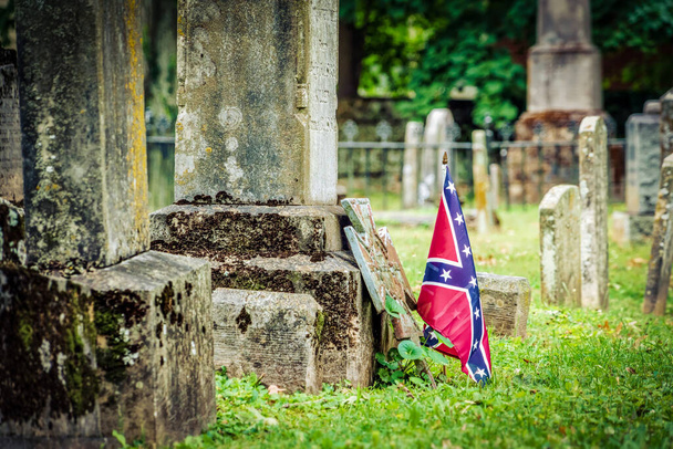 Flaga konfederatów na grobie weterana wojny secesyjnej w Wirginii. - Zdjęcie, obraz