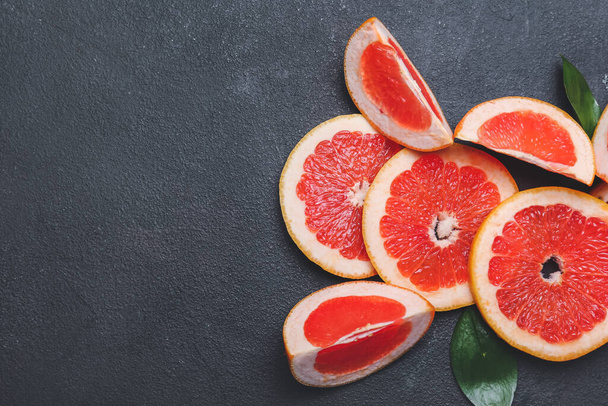 Čerstvě řezaného grapefruitu na šedém pozadí - Fotografie, Obrázek