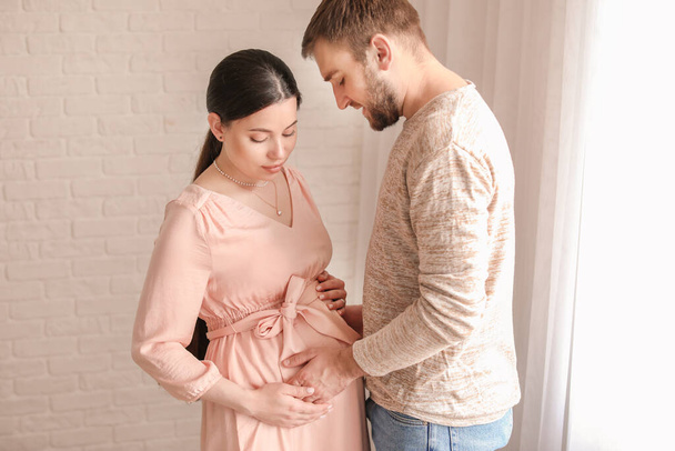 Schöne schwangere Frau mit ihrem Mann zu Hause - Foto, Bild