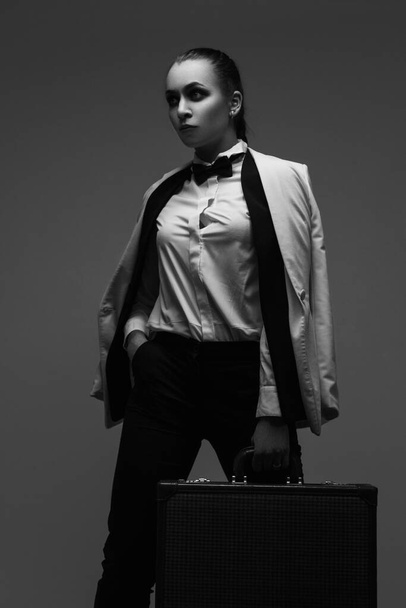 beautiful girl in a classic suit posing. black and white image - Foto, afbeelding