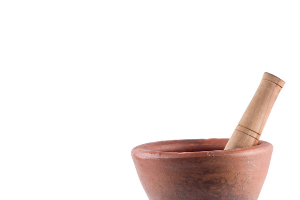 hliněná malta a dřevěná palička na bílém pozadí vaření nádobí objekt izolovaný - Fotografie, Obrázek
