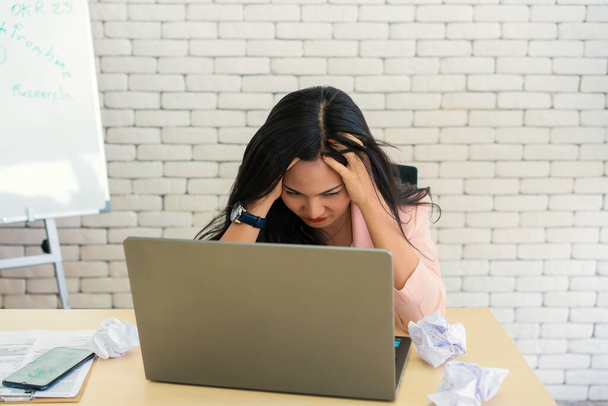 obchodní žena pracovat z domova trpí stresem a cítit se unavený po práci na tabletu počítače, Lifestyle žena relaxovat po práci doma konceptu. depresivní podnikatelka. - Fotografie, Obrázek