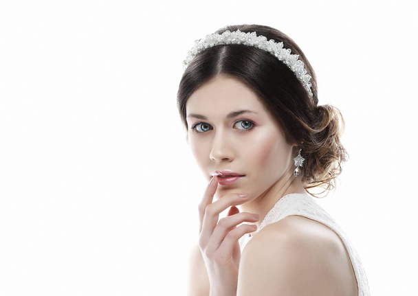 jewelry, luxury, wedding and people concept: young bride with gorgeous diadem in her hair - Foto, Imagen
