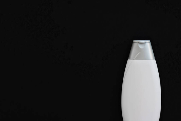 Λευκά ετικέτα καλλυντικά μπουκάλι δοχείο ως προϊόν mockup σε μαύρο φόντο - Φωτογραφία, εικόνα