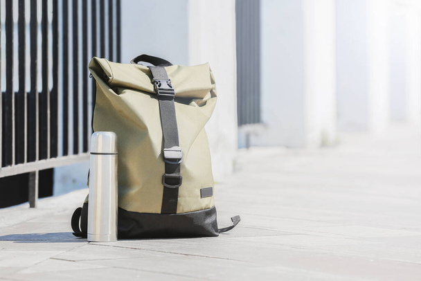 Рюкзак путешественника и термос на открытом воздухе
 - Фото, изображение