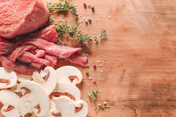 Friss marhahús, gombával és fűszerekkel az asztalon - Fotó, kép